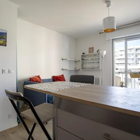 Charming With Balcony In The Heart Of The Liberation District *