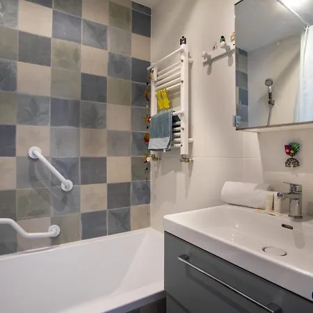 Charming With Balcony In The Heart Of The Liberation District *