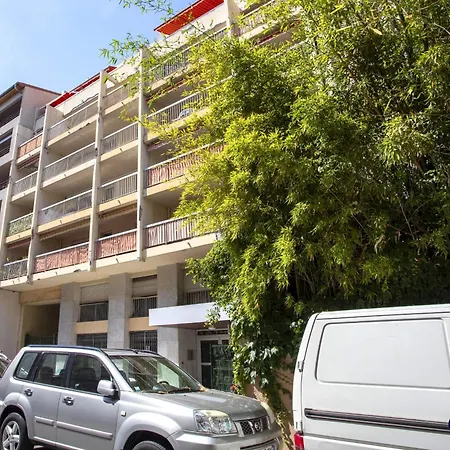 Charming With Balcony In The Heart Of The Liberation District Lägenhet